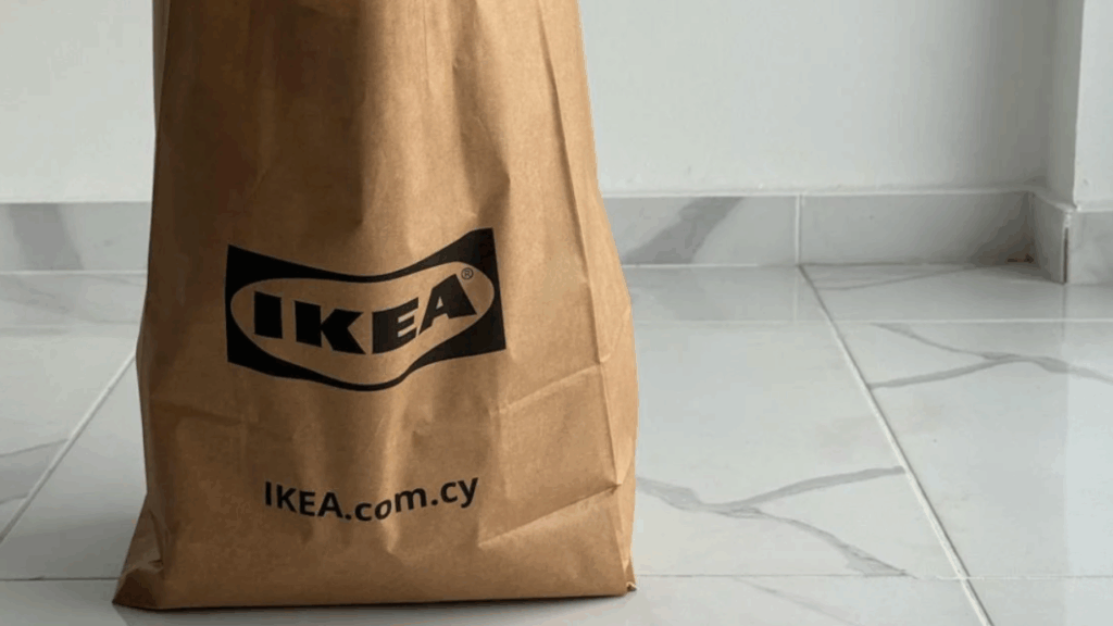 un sac en papier Craft de la marque IKEA posé au sol.