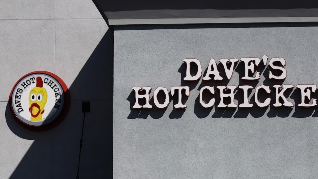 Enseigne du fast food américain DAVE'S HOT CHICKEN