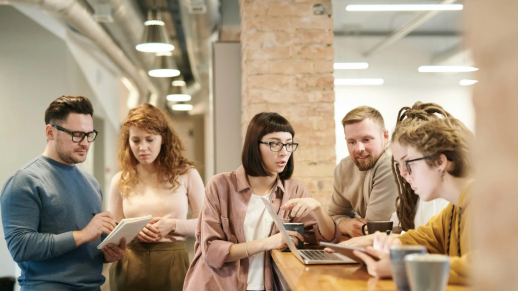Groupe de personnes qui parlent dans un open space
