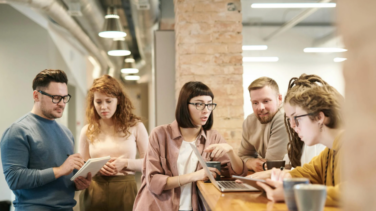 Groupe de personnes qui parlent dans un open space