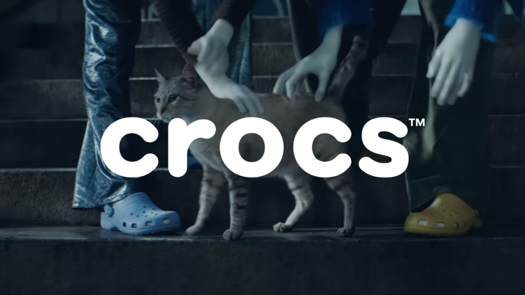 Crocs publicité mannequin caresse un chat