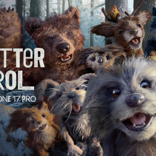 Des petits personnages animaux se prennent en selfie dans une forêt en hiver.