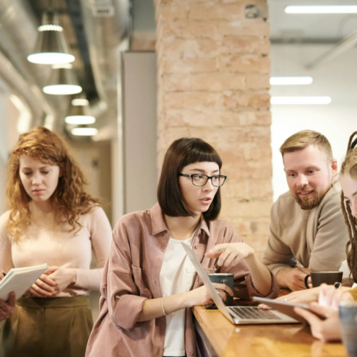 Groupe de personnes qui parlent dans un open space