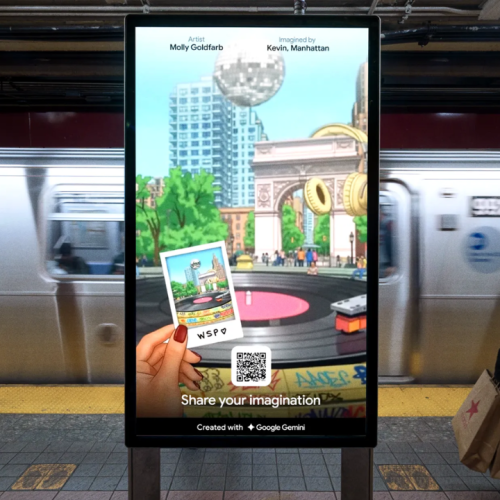 Vue d'un train arrivant en gare dans le métro new-yorkais avec un panneau publicitaire numérique virtuel.